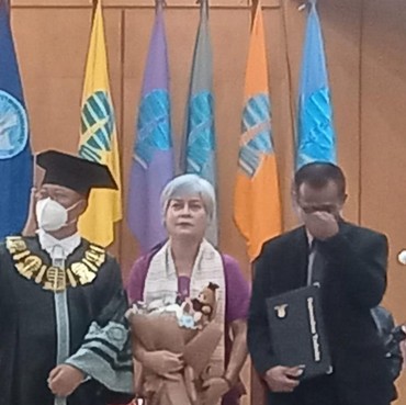 Tangis Sang Ayah Pecah Saat Wakili Wisuda Mendiang Brigadir J