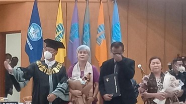 Tangis Sang Ayah Pecah Saat Wakili Wisuda Mendiang Brigadir J