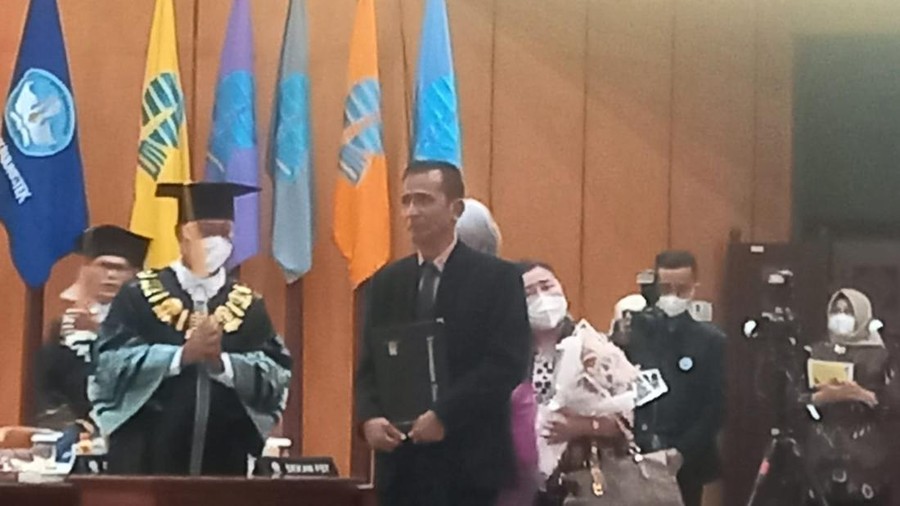 Ayah Brigadir J, Samuel Hutabarat, wakili anaknya wisuda di UT Ayah Brigadir J, Samuel Hutabarat, wakili anaknya wisuda di UT