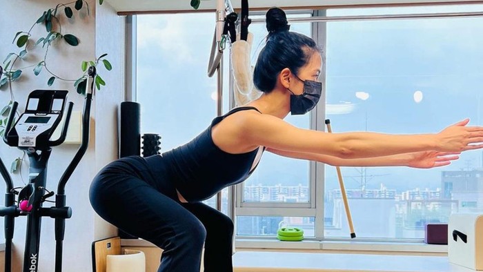 Belum lama ini, nama Jisoo 'BLACKPINK' menuai sorotan netizen berkat foto-fotonya yang sedang berlatih pilates./ foto: instagram.com/pilates.sun