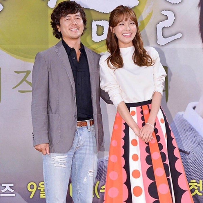 Berbeda dari sebelumnya, lawan main Sooyoung di My Blooming Days yaitu aktor senior Kam Woo Sung. Meski terpaut usia 20 tahun, chemistry mereka kuat. Hal ini dibuktikan dengan penghargaan yang didapatkan oleh Sooyoung./ Foto: instagram.com/couplefame_