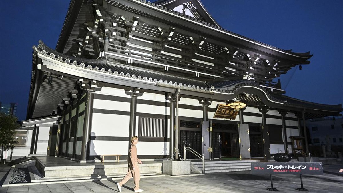 FOTO: Brad Pitt Jalani Ritual Buddha Demi Promosi Bullet Train