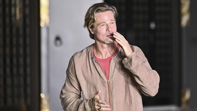 FOTO: Brad Pitt Jalani Ritual Buddha Demi Promosi Bullet Train
