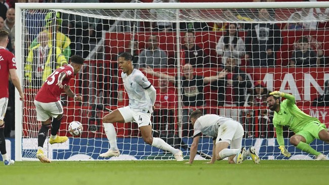 Setidaknya tiga bintang Liverpool jadi korban Jadon Sancho saat kalah 1-2 dari Manchester United di Old Trafford, Selasa (23/8) dini hari WIB.