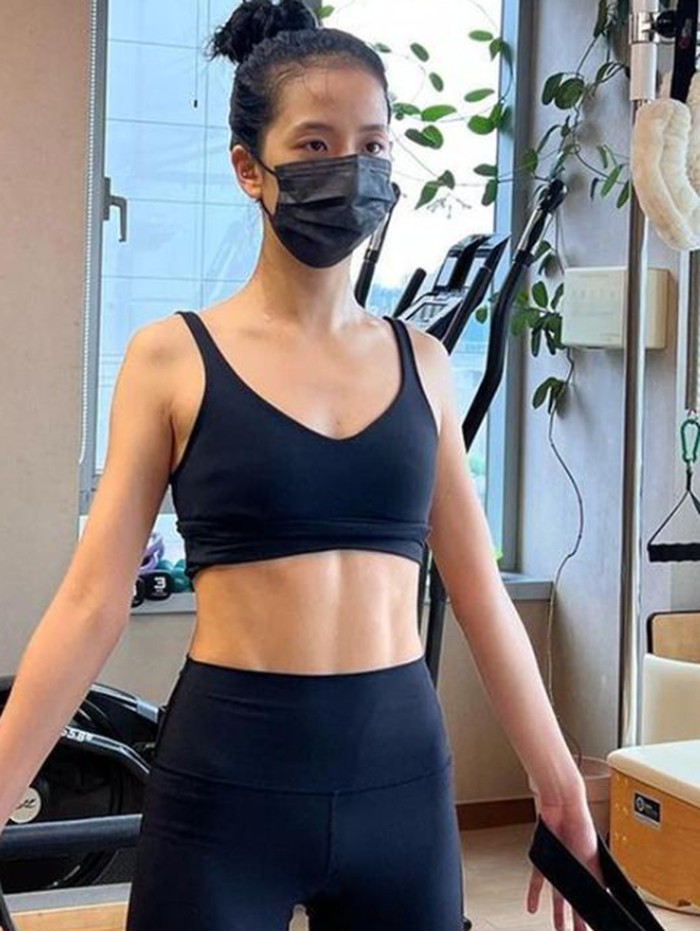 Dalam foto tersebut, Jisoo yang sedang berlatih serius tampak memakai setelan olahraga yang menunjukkan otot perutnya./ foto: instagram.com/pilates.sun