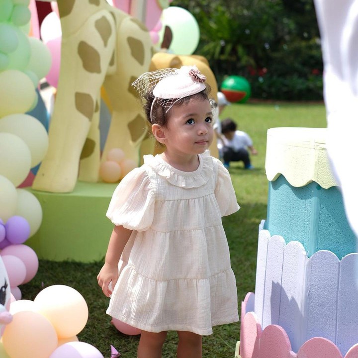 <p>Di pesta ulang tahunnya, Cara Rose tampil cantik mengenakan dress, dilengkapi bando berwarna senada. Gaya Cara Rose selalu mencuri perhatian netizen dan memuji kecantikannya. (Foto: Instagram @riantic)</p>