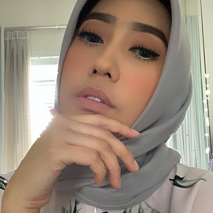 <p>Di potret lainnya pun, Diena Risty kerap menuai pujian dari netizan. Misalnya dalam satu potret berikut, Diena Risty dipuji mirip boneka Barbie."Mukanya kaya Barbie," tutur @caca****. Bagaiman menurut Bunda? (Foto: Instagram @dienz_36)<br /><br /><br /></p>