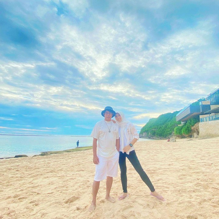 <p>Rumah tangga mereka jauh dari gosip miring. Dalam media sosial Instagram, Diena Risty kerap membagikan potret kesehariannya bersama keluarga. (Foto: Instagram @dienz_36)<br /><br /><br /></p>