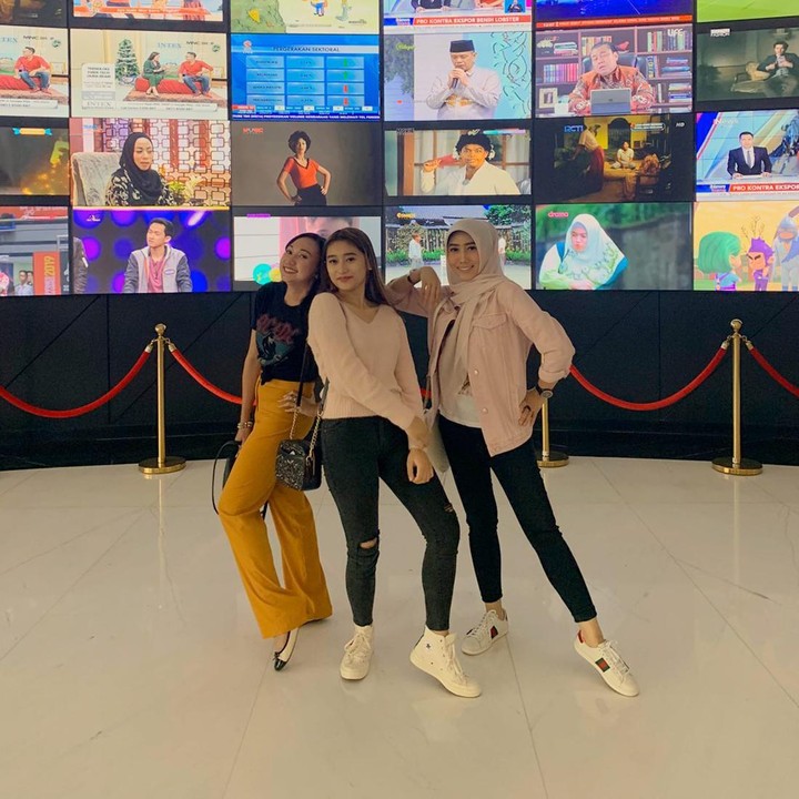 <p>Di usia 43 tahun, diena Risty masih tampak amat muda, Bunda. Bahkan saat difoto bersama kedua putrinya, mereka justru terlihat seperti bersaudara.(Foto: Instagram @dienz_36)<br /><br /><br /></p>