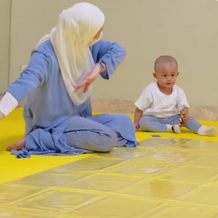 <p>Dinda dan Shaka kompak mengenakan <em>outfit</em> senada. Ini potretnya saat Dinda tengah menemani Shaka di sekolah. (Foto: Instagram @arshaka_mbayang)</p>