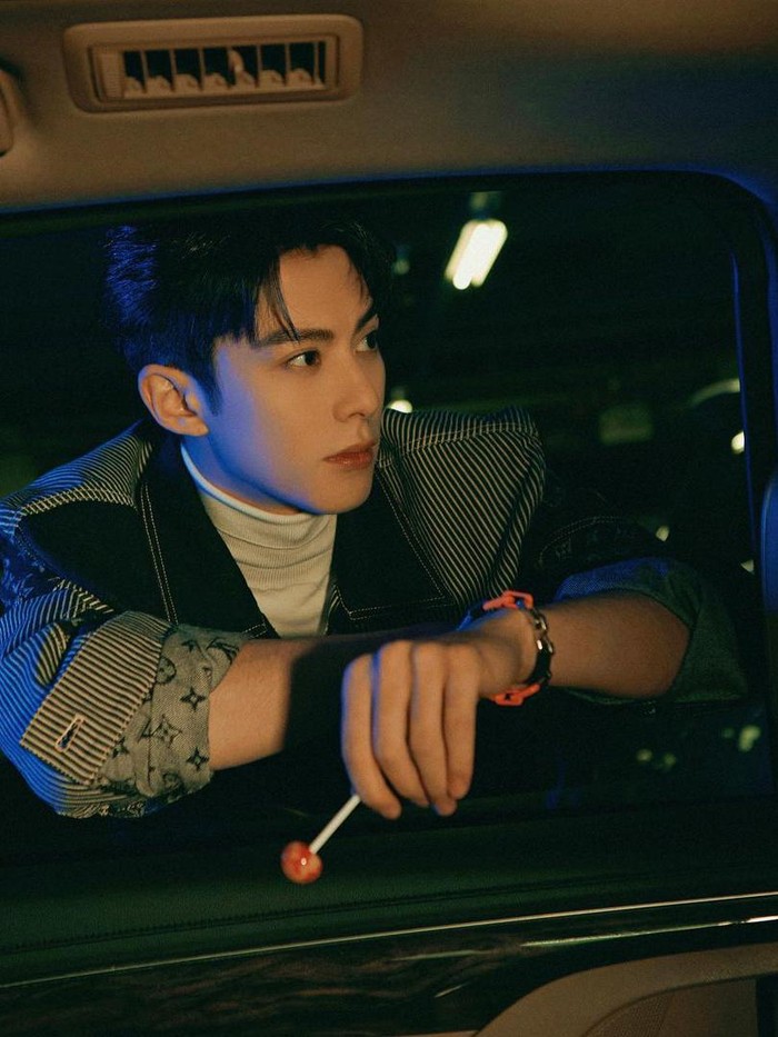 Cowok kelahiran 20 Desember 1998 ini adalah aktor Tiongkok yang juga merupakan penyanyi dan seorang model. Ia mencuri atensi ketika memerankan Daoming Si di TV series remake Meteor Garden (2018). /Foto: Instagram @dylan_wang_1220