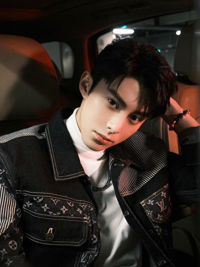 Nama aslinya adalah Wang He Di. Dirinya sempat mengatakan kalau bukan jadi artis, ia akan tetap tergabung dengan tim flight attendant, Beauties. /Foto: Instagram @dylan_wang_1220