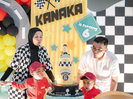 7 Potret Ultah Kanaka Anak Tya Ariestya, Meriah Pakai Kostum Pembalap