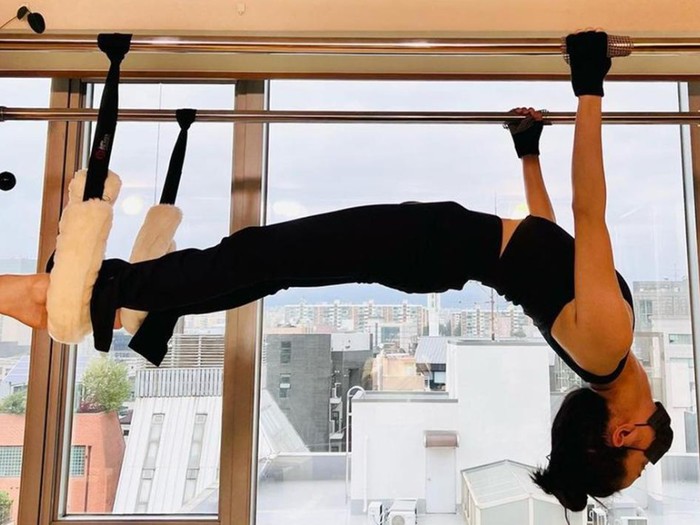 Foto yang diunggah oleh instruktur pilates Jisoo, @pilates.sun ini langsung menuai sorotan netizen yang kagum dengan tubuh langsingnya./ foto: instagram.com/pilates.sun