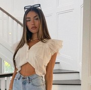 Pakai Dress dan Pita Layaknya Boneka Barbie, Simak Penampilan Madison Beer Saat Manggung!