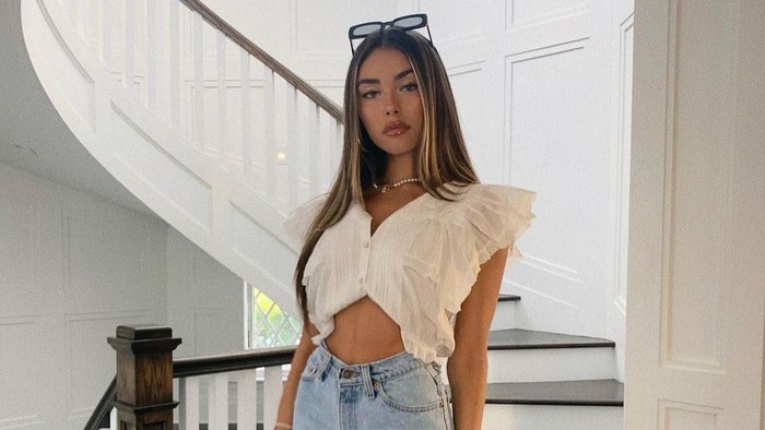 Pakai Dress dan Pita Layaknya Boneka Barbie, Simak Penampilan Madison Beer Saat Manggung!