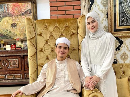 7 Potret Kehamilan Kedua Henny Rahman, Makin Romantis dengan Alvin Faiz