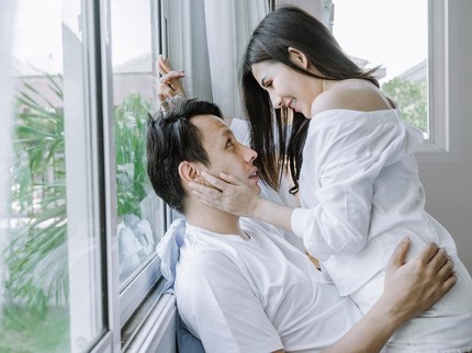 Pernah Coba Posisi Seks Lotus Bun? Bisa Bikin Bunda dan Suami Makin Intim Lho