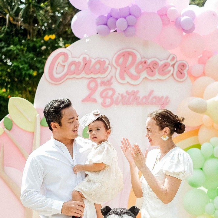 <p>Ini potret keluarga Rianti Cartwright saat merayakan hari ulang tahun Cara Rose yang kedua dengan tema animals. Menariknya, kue ulang tahun Cara pun berbentuk hewan. (Foto: Instagram @riantic)</p>