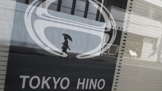 Empat petinggi Hino mengundurkan diri dan karyawan lain dihukum terkait skandal emisi Hino di Jepang.