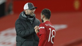 Ribut dengan Salah, Fernandes Dicekik Jurgen Klopp