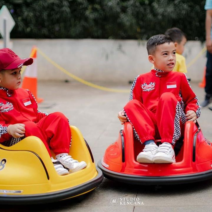 <p>Kanaka dan sang adik, Kalundra kompak mengenakan baju kembar. Di momen tersebut keduanya juga tampak bermain bersama. (Foto: Instagram @tya_ariestya)</p>