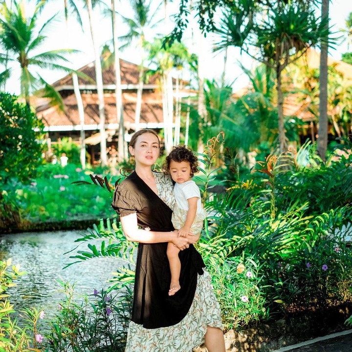 <p>Kehadiran Cara Rose sangat membahagiakan bagi Rianti dan suaminya. Sebab, keduanya menanti sang buah hati selama 9 tahun. <em>“We waited nine years for you and you are more than we could ever ask for,”</em> tulis Rianti sebagai <em>caption</em>. (Foto: Instagram @riantic)</p>