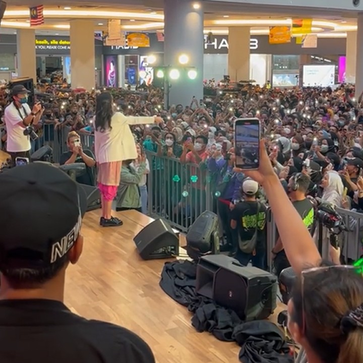 <p>Saat memasuki panggung, Keisya Levronka ikut antusias melihat banyaknya penonton yang ingin menyaksikan dirinya secara langsung. (Foto: Instagram @levihavron)<br /><br /><br /></p>