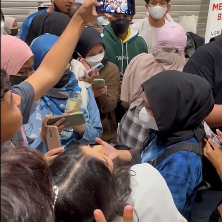 <p>Tak hanya Keisya, penggemarnya dari Tanah Air juga merasa bangga, nih. <em>"Proud of you Kei</em>!!," kata akun @alif****. (Foto: Instagram @levihavron)</p>