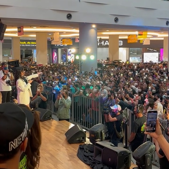 <p>Wanita kelahiran Malang 19 tahun silam ini menyanyi di hadapan ribuan fans Malaysia. (Foto: Instagram @levihavron)<br /><br /><br /></p>