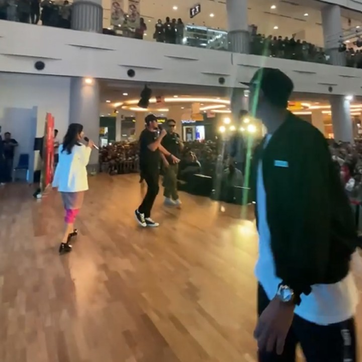 <p>Beberapa waktu yang lalu, penyanyi Keisya Levronka kembali menunjukkan kebolehannya di atas panggung, Bunda. (Foto: Instagram @levihavron)<br /><br /><br /></p>