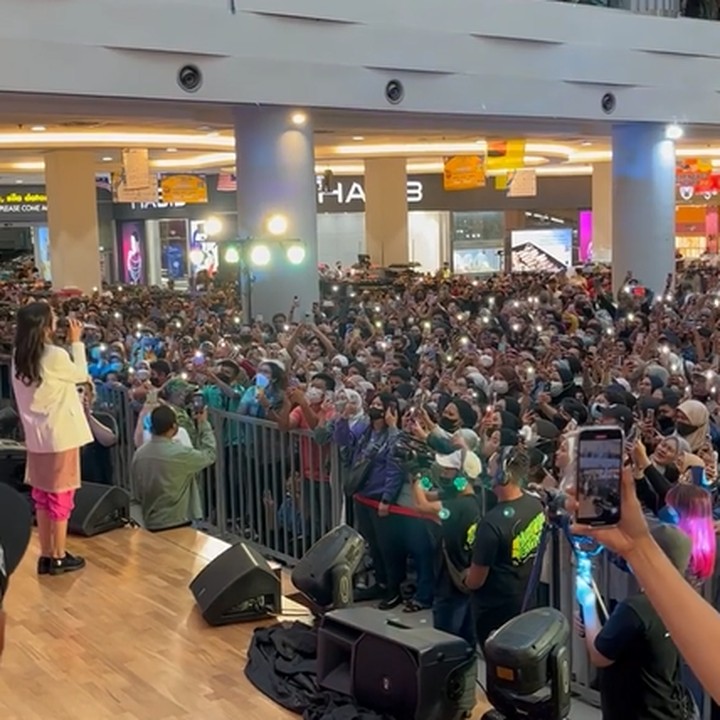 <p>Sang Bunda, Levi Leonita, memuji para penggemar putrinya. "Terima kasih Malaysia, luar biasa bisa ada disana dan ketemu langsung pendengar setia “Tak Ingin Usai” Love sekebon," tulisnya, dikutip dari akun Instagram @levihavron. (Foto: Instagram @levihavron)</p>