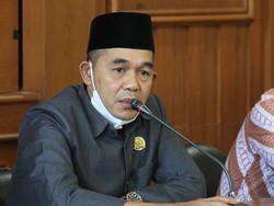 Warga Sakit Ditandu Lewati Jalan Rusak, DPRD Kritik Keras Pemkab Pandeglang