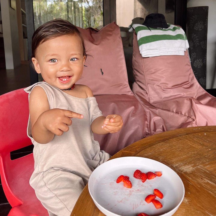 <p>Kiyoji sangat suka stroberi dan rasberi. Inilah ekspresi gembira Kiyoji saat diberi buah stroberi. Gemas banget ya, Bunda. (Foto: Instagram @kiyojikaynenbachdim)</p>