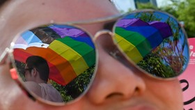 img-title Fans AS Diusir Usai Pamer Ban Lengan Pelangi LGBT Saat Lawan Iran