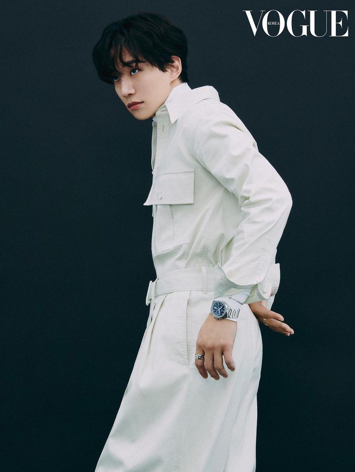 Idol-aktor yang satu ini kembali menuai popularitas lewat dramanya yang berjudul The Red Sleeve (2021), di mana ia beradu akting dengan aktris Lee Se Young./ Foto: Wontae Go/Vogue Korea