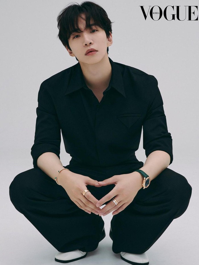 Pemotretannya kali ini pun didominasi dengan gaya yang elegan. Pria berusia 32 tahun tersebut pun tampil berkarisma dengan balutan outfit berwarna hitam, putih, hingga motif tartan./ Foto: Wontae Go/Vogue Korea