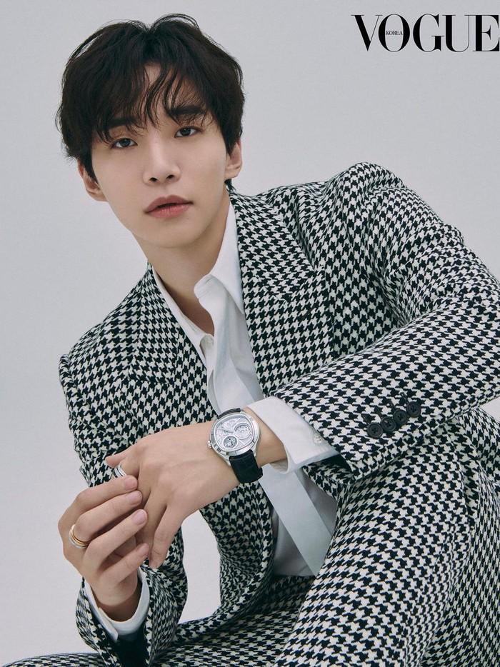 Tampil serasi dengan one set tweed blazer bermotif tartan, Lee Jun Ho menampilkan kesan maskulin dan karismatik sekaligus./ Foto: Wontae Go/Vogue Korea
