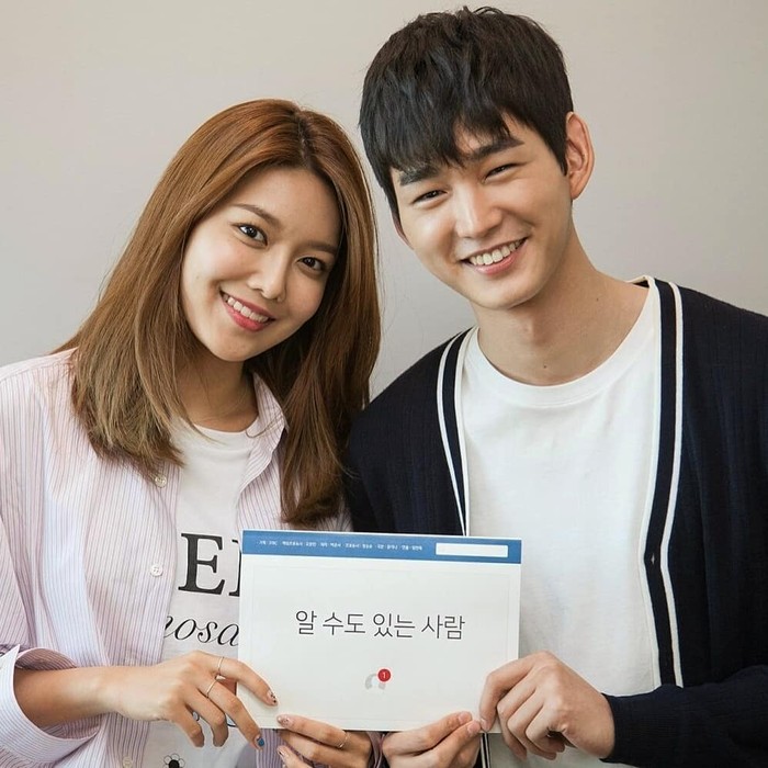 Lee Won Geun menjadi aktor berikutnya yang dipasangkan dengan Sooyoung. Chemistry keduanya manis dan difavoritkan penggemar drakor. Nah, Won Geun dan Sooyoung berpasangan di drama A Person You Could Know./ Foto: instagram.com/couplefame_