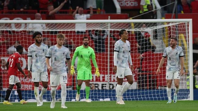 Bek Virgil van Dijk diamuk rekan satu tim James Milner dalam duel Manchester United vs Liverpool di Old Trafford, Selasa (23/8) dini hari WIB.