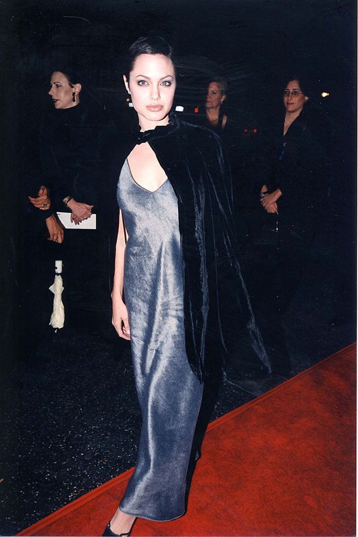 Melangkah di karpet CableACE Awards 1997, perempuan yang disapa Angie ini ikut mempopulerkan slip dress dengan paduan cape velvet. Foto: pinterest.com/ELLE Magazine (US)