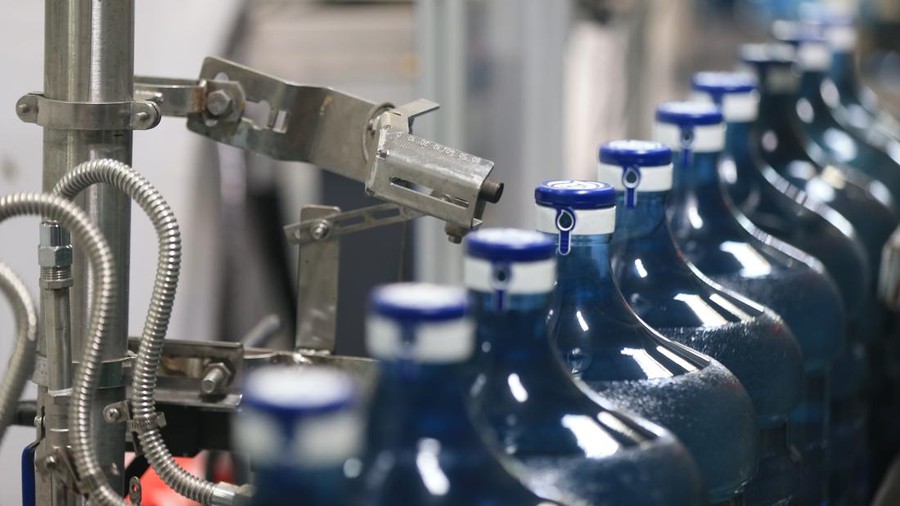 Mengintip Proses Isi Ulang Air Kemasan di Pabrik Proses isi ulang air mineral di pabrik mungkin membuat sebagian orang penasaran. Hal ini menjadi penting untuk memastikan proses produksi secara higienis dan terjaga.
