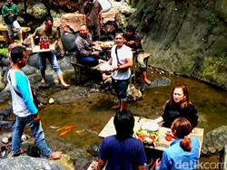 Sensasi Kulineran Ditemani Ikan Koi di Sungai Banjarnegara