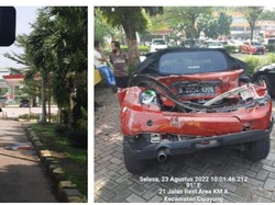 Truk Tabrak MINI Cooper yang Berhenti di Bahu Jalan Tol Jagorawi