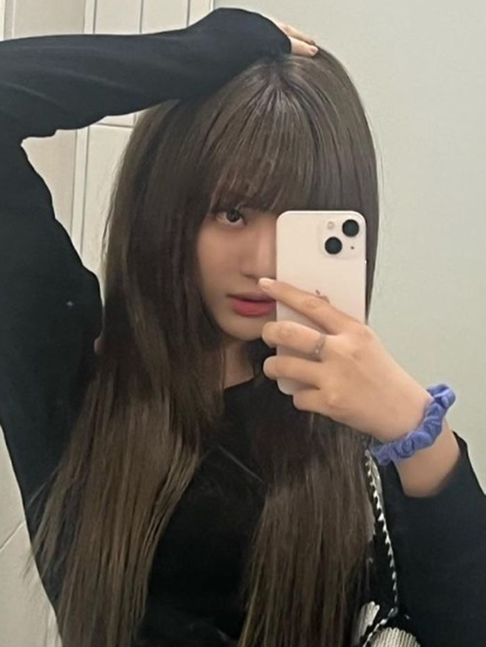 Ningning membagikan foto-foto dengan rambut barunya ke Instagram resmi 'aespa', dan langsung menuai pujian netizen hingga menjadi topik hangat, lho!/ foto: instagram.com/aespa_official