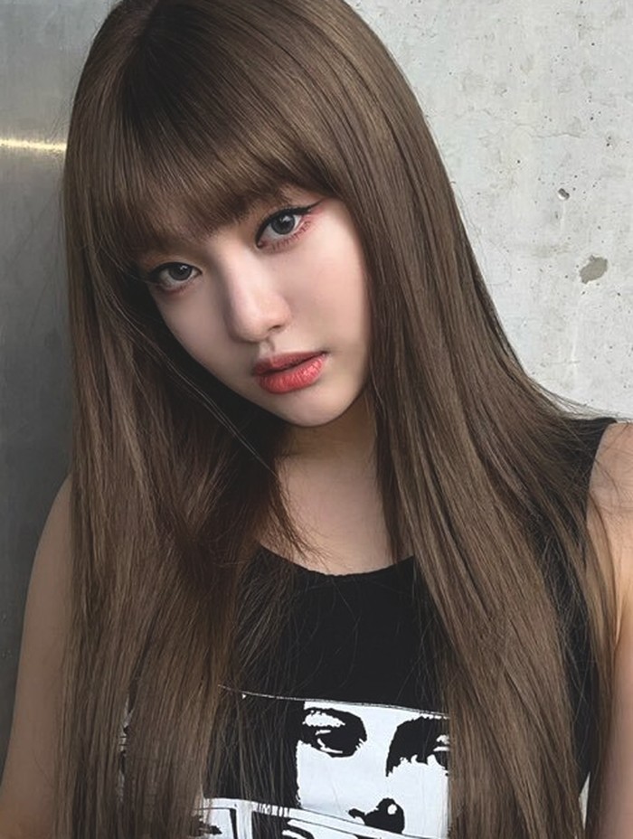 Pada konser SMTOWN Suwon 2022 pada Sabtu, (20/8) lalu, Ningning tampil dengan gaya rambut baru menjadi berponi dan bewarna gelap./ foto: instagram.com/aespa_official