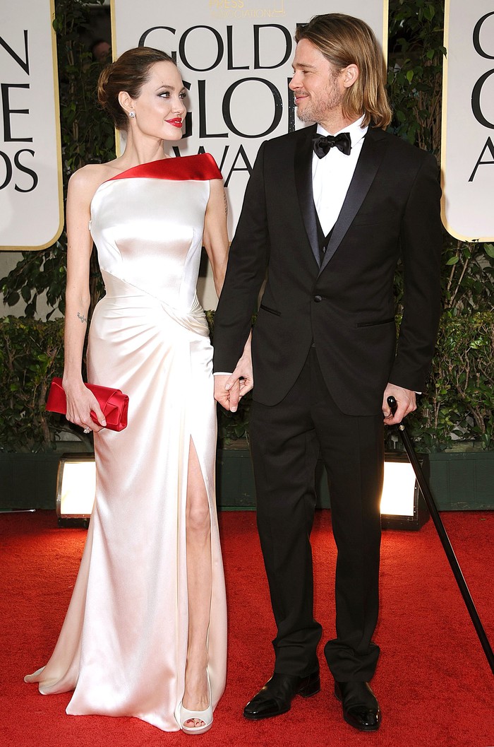 Pasangan yang telah mengakhiri hubungannya pada tahun 2019 itu juga sempat tampil mesra di Golden Globes 2012. Angie memesona dalam gaun one shoulder dari Versace dan Brad Pitt dengan tuxedo hitam. Foto: pinterest.com/People