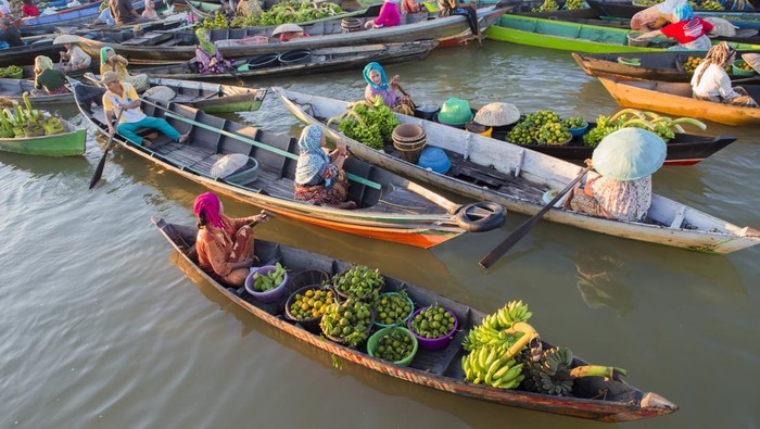 Rekomendasi Wisata Pasar Apung di Indonesia, Unik dan Menarik!