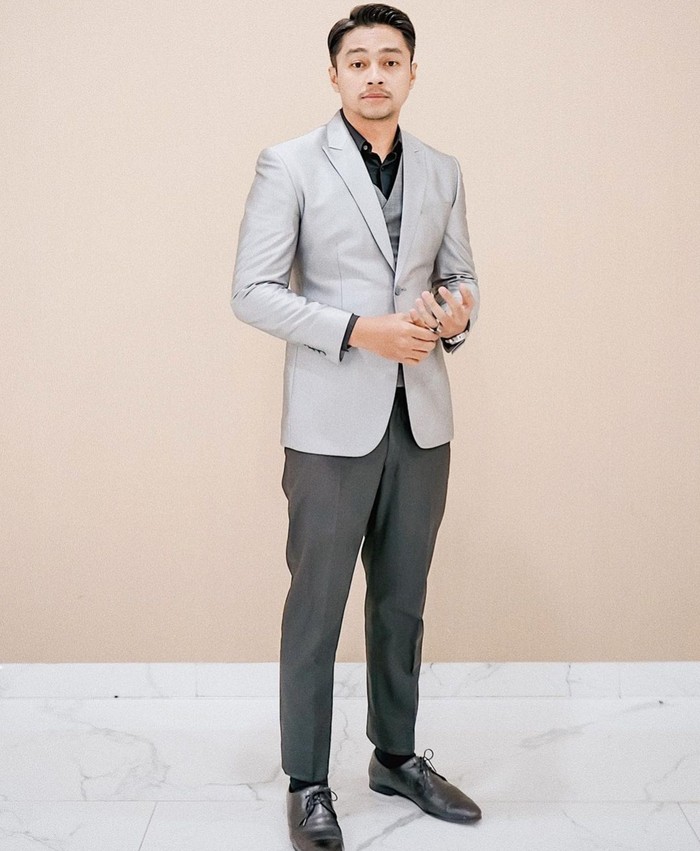 Pemeran tokoh Sal dalam sinetron Ikatan Cinta ini beradu akting dengan Amanda Manopo. Meski tim produksi IC menerangkan sosok Sal tidak untuk menggantikan Aldebaran (Arya Saloka), namun penonton tetap membandingkan keduanya. (Foto: Instagram/devamahenra)