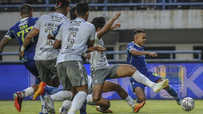 Berikut prediksi susunan pemain Persib Bandung melawan PSM Makassar pada laga debut Luis Milla di Liga 1 yang akan berlangsung Senin (29/8) malam.